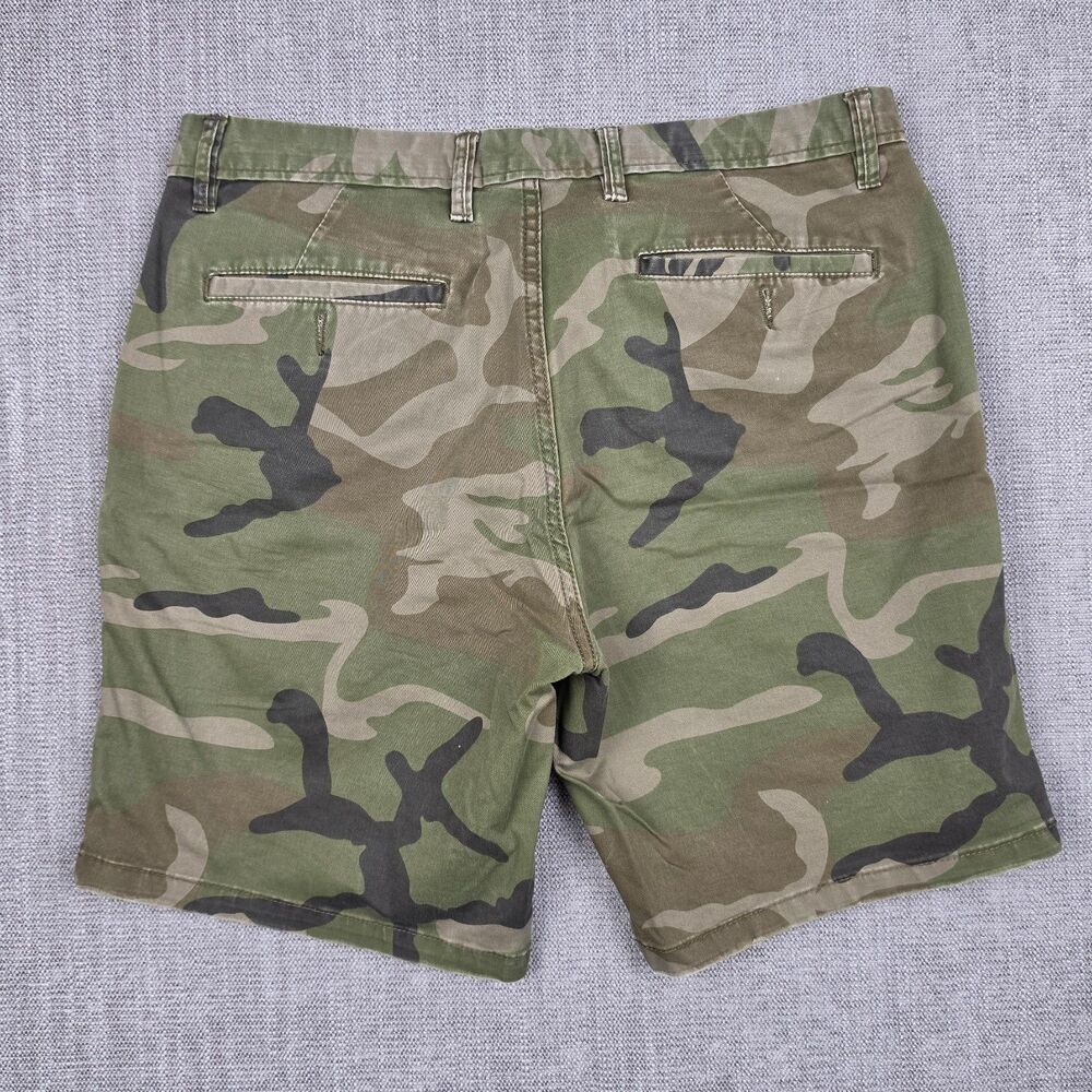 Pull & Bear Mens Chino Shorts Size 31 Green Camo Woodland Flat Front - Picture 2 of 5